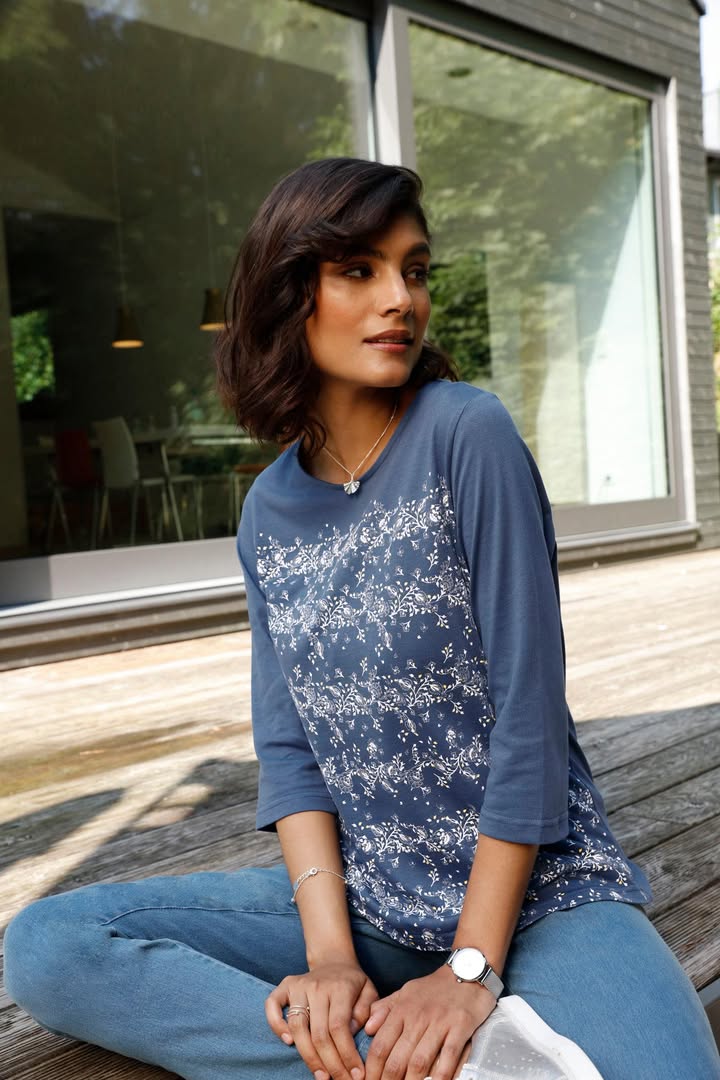 Bluse für Romantikerinnen. Mit bequemer Schlupfform und Gummibündchen an den Ärmeln Bild: Sieh an! F/S-Katalog 2021/Witt-Gruppe