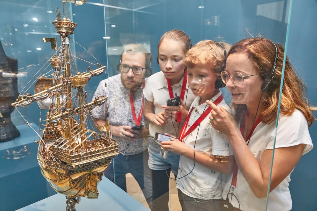 Gemeinsam mehr über Kunst und Kultur erfahren: Familie beim Betrachten des Schlüsselfelder Schiffs aus der Zeit um 1500. Foto: GNM / Frank Boxler