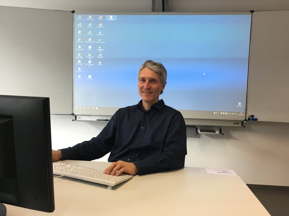 Rainer Schiller ist langjähriger Dozent für IT und Digitales an der Münchner Volkshochschule. Foto: © Ellen Scholz
