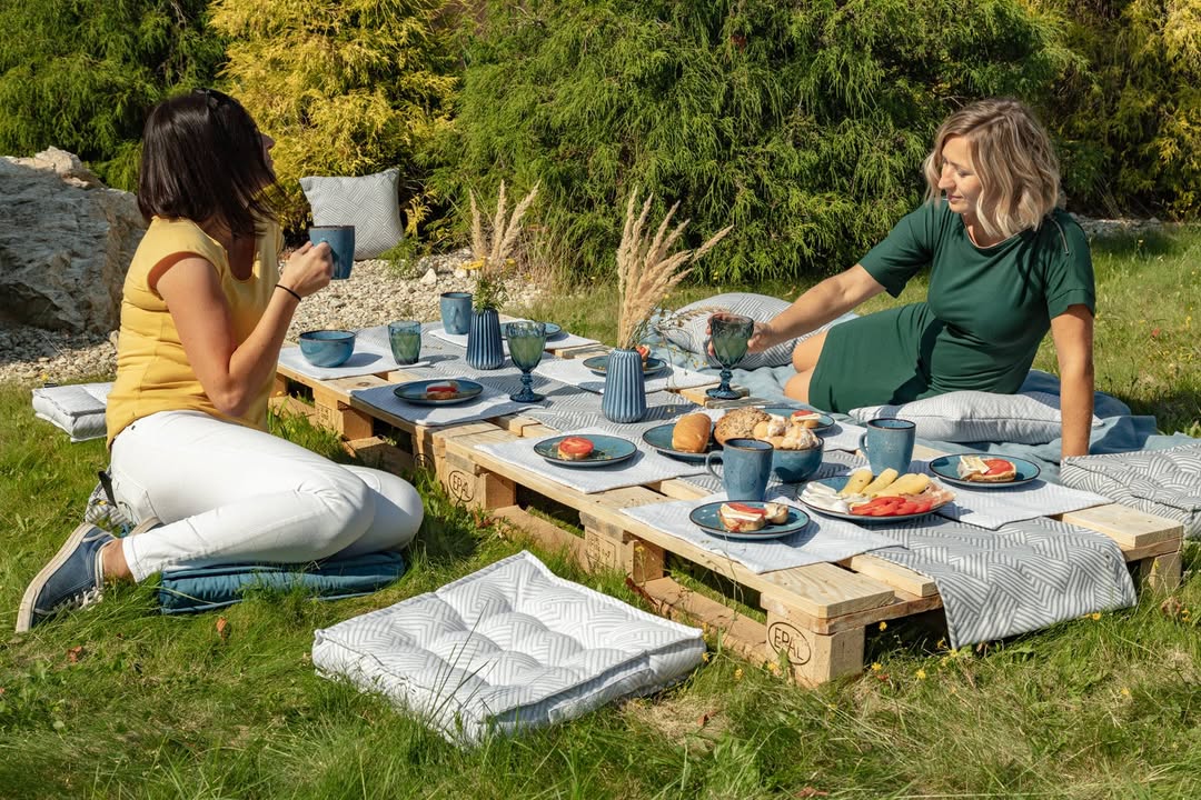 Lassen Sie es sich auch draußen im Garten gut gehen! Kissenhüllen, Tischsets und Tischläufer sind UV-beständig und wasserdicht! Bild: © dekoria