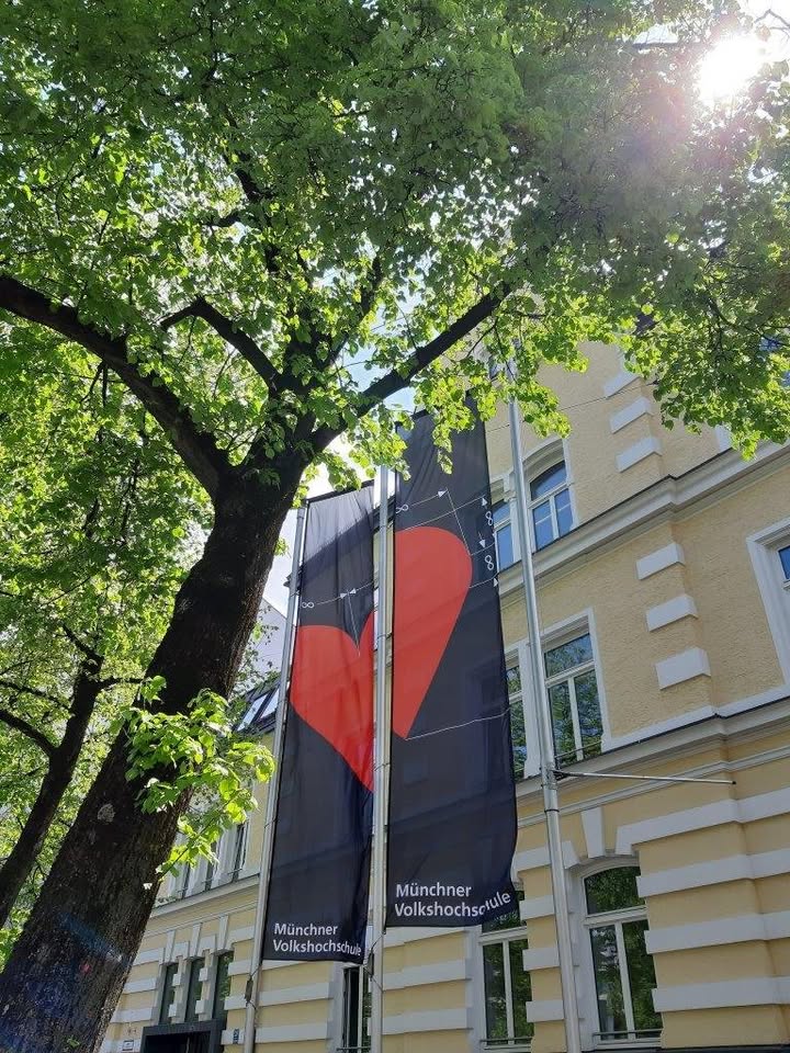 Herzmaß-Fahnen vor dem MVHS-Eingangsbereich in der Einsteinstraße. Foto: Martin Jost, MVHS