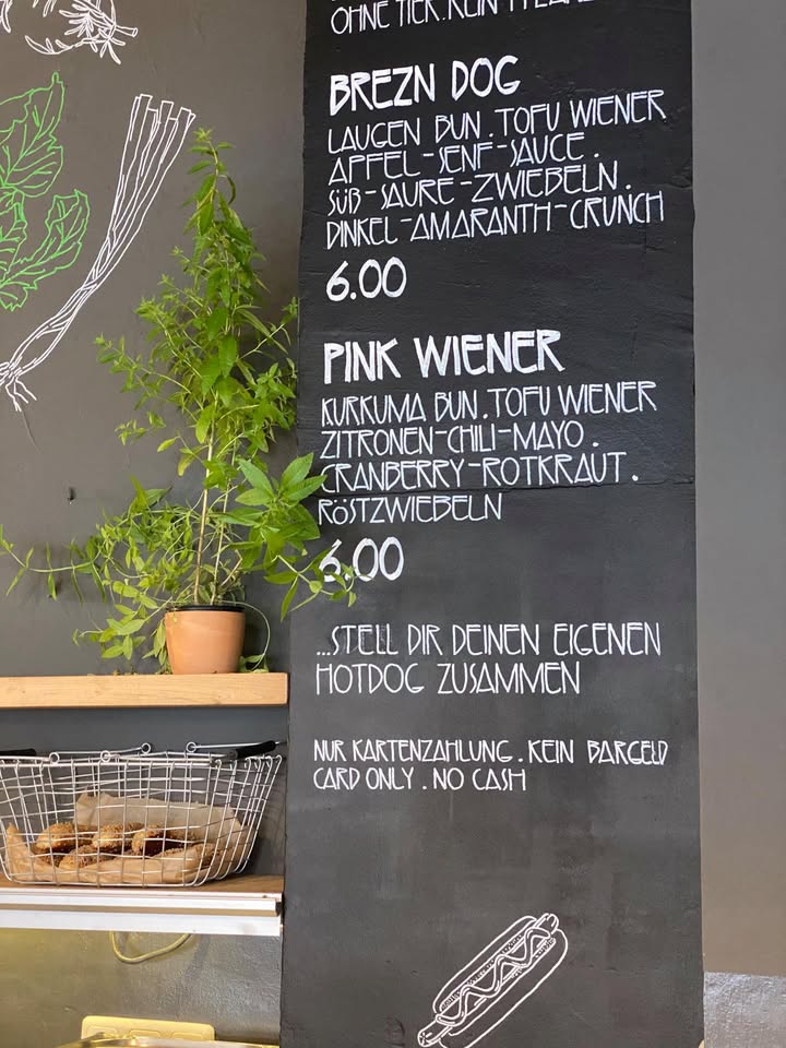 Speisekarte vom „Organic Garden Pop-up in der Aroma Kaffeebar“ in der Pestalozzistraße 24.
