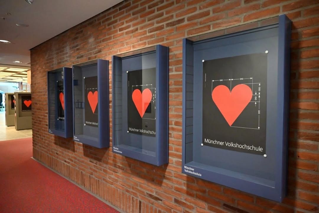 Hängungen in den Räumlichkeiten der MVHS. Herzmaß 2004, © Pierre Mendell Design GmbH. Foto: Martin Jost, MVHS