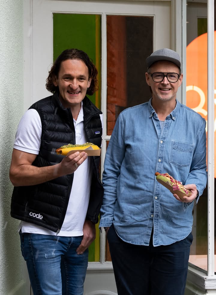 Freuen sich über ihren zweiten Standort in München: Organic Garden CEO Martin Wild und CCO Holger Stromberg (Chief Culinary Officer) gastieren erst einmal bis zum Ende des Jahres 2021 mit ihrem „Organic Garden Pop-up in der Aroma Kaffeebar“ in der Pestalozzistraße 24.