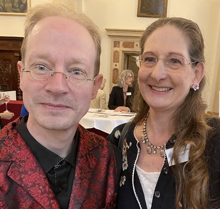 Das Eichstätter Künstlerehepaar Shoshanna Ahart und Kunstlehrer Andreas Karlstetter, bekannt für seine herausragenden Dinosaurierzeichnungen.