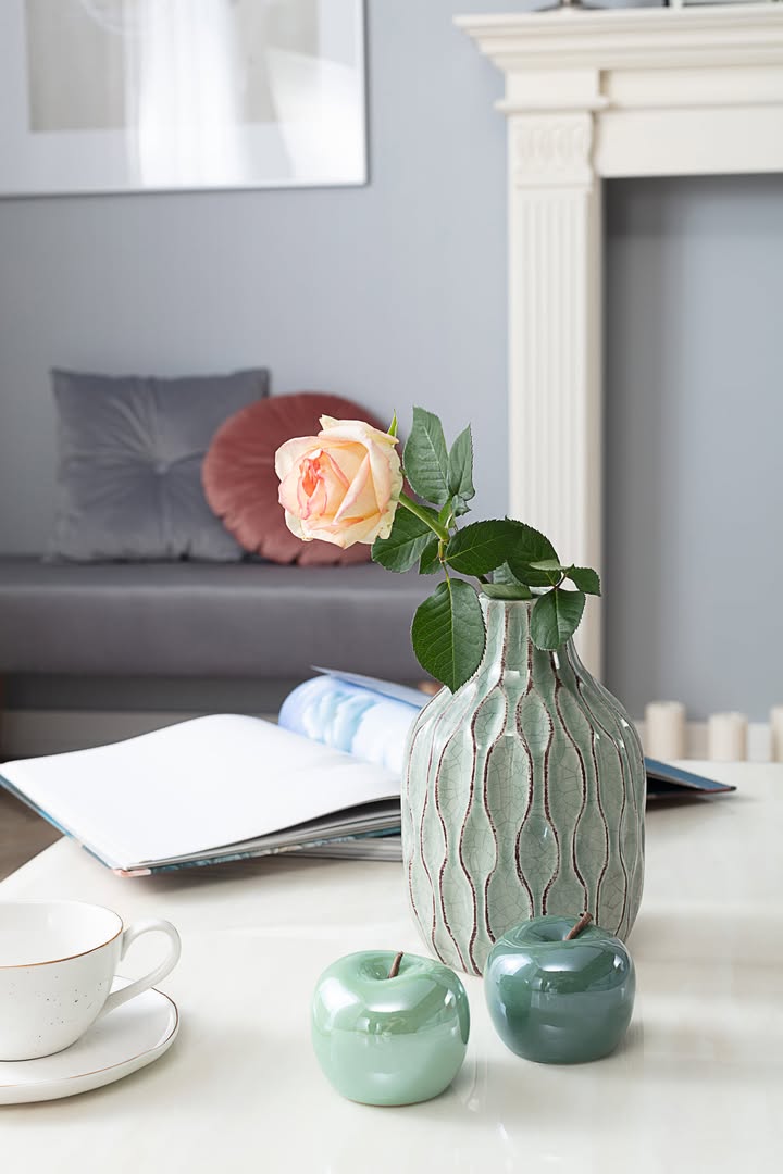 Velvet-Kissen (rechteckig), Vase, dekorative „Apple Green“ sowie Tasse mit Untertasse laden zum sich wohlfühlen ein. Bild: © dekoria