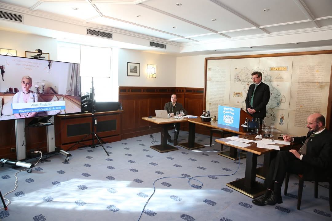 (v.l.): Vroni Ettstaller bei der Jahrespressekonferenz Bayerischer Brauerbund zugeschaltet. Geschäftsführer Walter König, Georg Schneider, Prident Bayerische Brauerbund sowie Hauptgeschäftsführer Dr. Lothar Ebbertz. Bild: Bayerischer Brauerbund