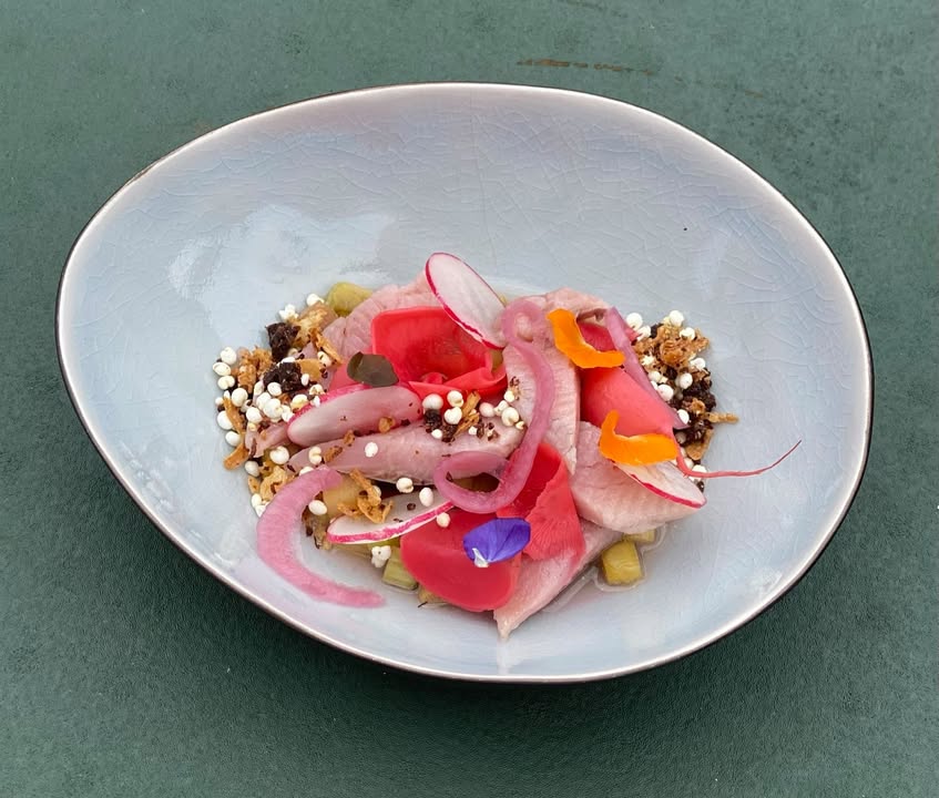 Rhabarber Rhabarber Vorspeise Nordseehering. Foto: 4Eck Restaurant & Bar, Garmisch-Partenkirchen