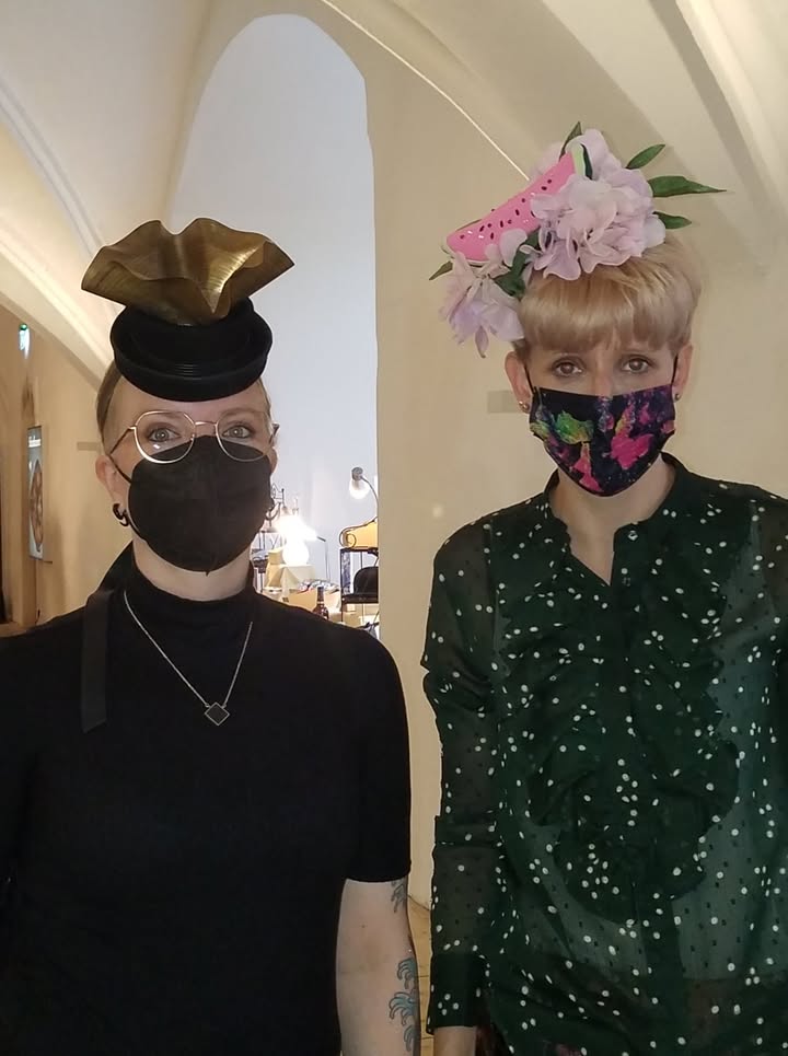 Patricia Adler, Wild and Hat (wildathat.com) und Modedesignerin Sandra Riegert, Pink Flame Hats (www.Pinkflamehats.de). Bild: © Brigitte Karch