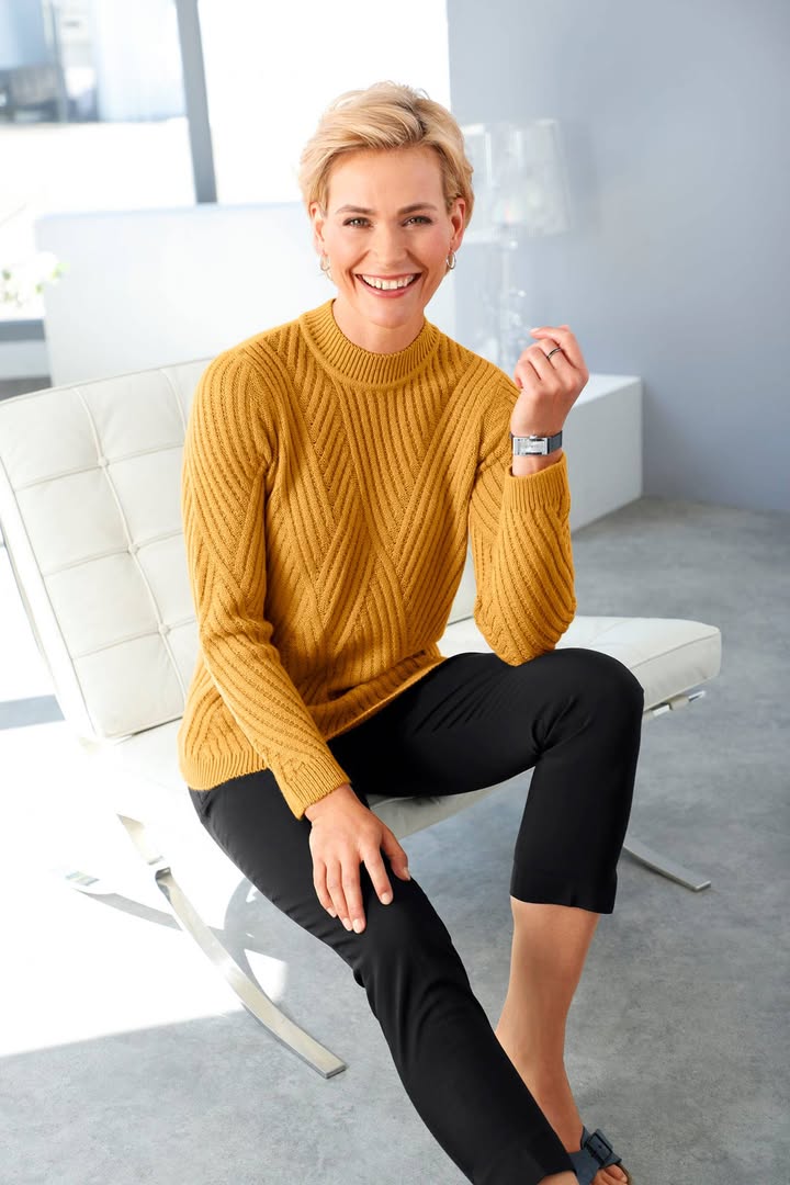 Die Farbe Curry belebt auch das modische Frühjahr. Der Pullover gefällt mit seinem Strickmuster im Vorderteil. Bild: Sieh an! F/S-Katalog 2021/Witt-Gruppe