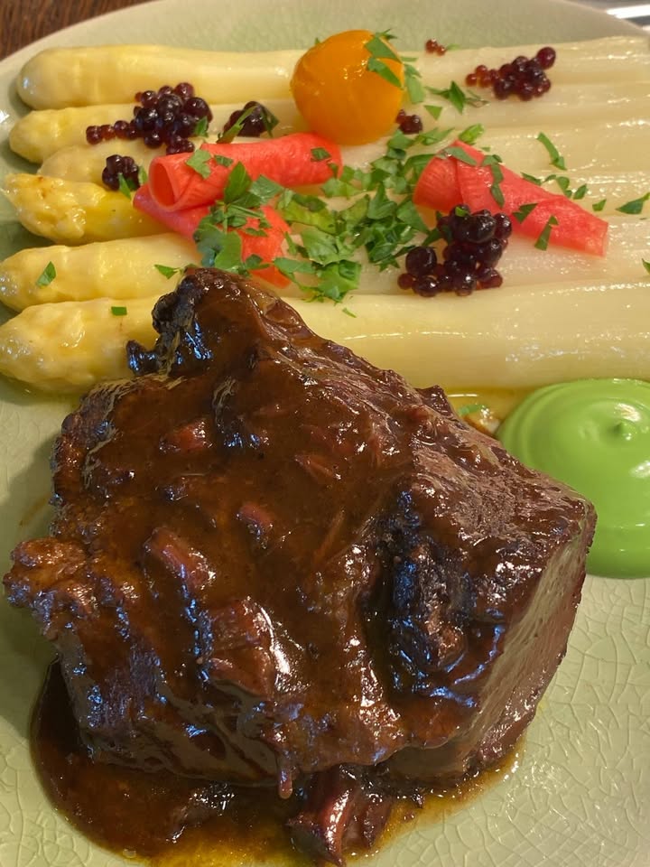 Spargel mit Braten. Foto: 4Eck Restaurant & Bar, Garmisch-Partenkirchen