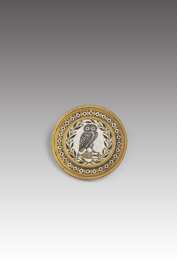 Brosche mit Mikromosaik, Gold und Glasplättchen, Mitte des 19. Jahrhunderts. Fotograf: Stefano Dal Pozzolo. © ETRU Museo Nazionale Etrusco, Collezione Castellani