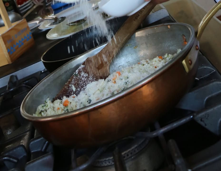 Risotto in der Kupferpfanne, zubereitet von Gabriele Ferron. Bild (Detail): @Italcam