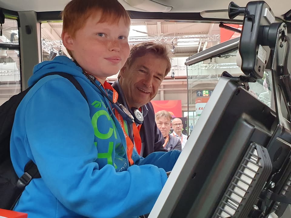 Bei Claas moderne Landwirtschaft entdecken. Im Bild: Ein Schüler und Dr. Volker Schmidt. Foto: © Brigitte Karch