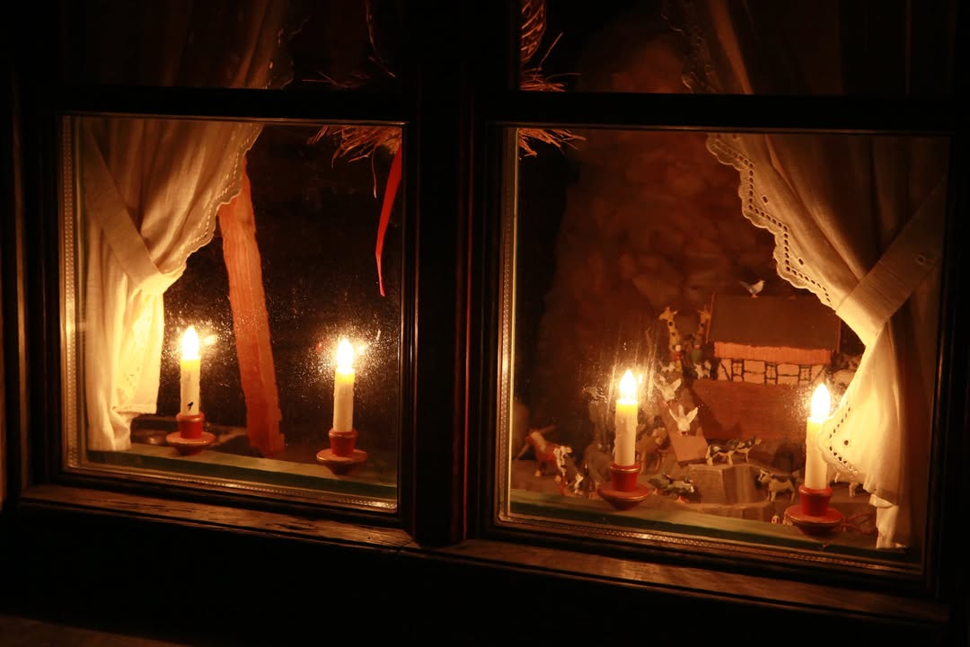 4. Advent - Blick durch ein weihnachtlich beleuchtetes Fenster: Foto TVE/Eva Schalling