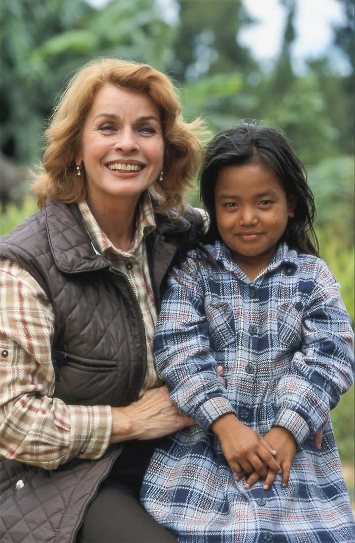 Senta Berger mit der damals 10-jährigen Kanchan bei ihrem Besuch 1998 in Nepal, Foto: Dirk Eisermann