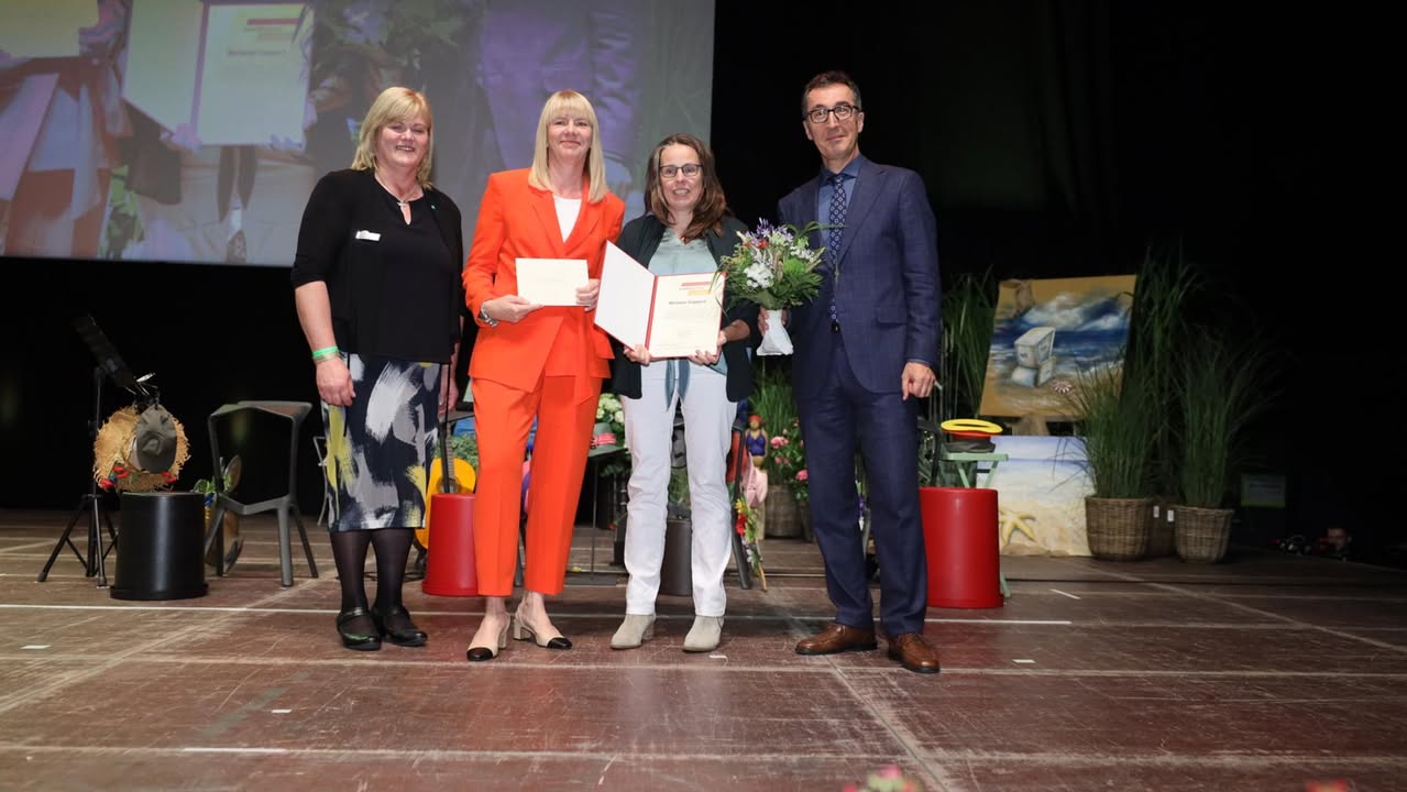 Unternehmerin des Jahres 2024 DLFT 2024:
* Bild (v.l.): Melanie Göppert, Sina Steensen Christina Ingenrieth sowie Cem Özdemir Bundesminister für Ernährung und Landwirtschaft. Foto: Reiner Freese