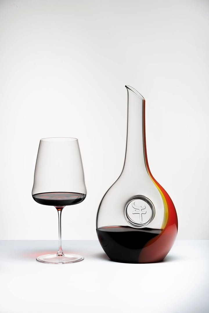Der neue Riedel Dekanter OX, in Zusammenschau mit Weißweinglas, grauem Glaskelch, gefüllt mit Cabernet.