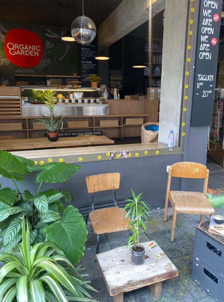 „Organic Garden Pop-up in der Aroma Kaffeebar“ in der Pestalozzistraße 24.