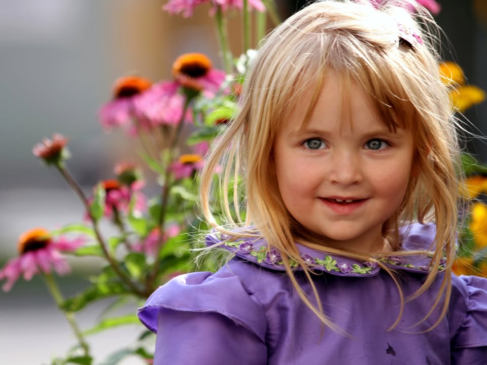 Fotografie. Kind vor Sommerblumen. © Christa Jäger-Schrödl