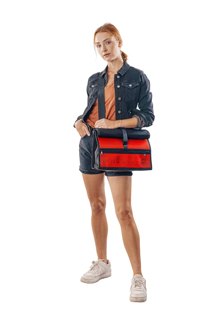 Praktische Rolltop-Tasche zum Umhängen von Feuerwear. Bild: Feuerwear