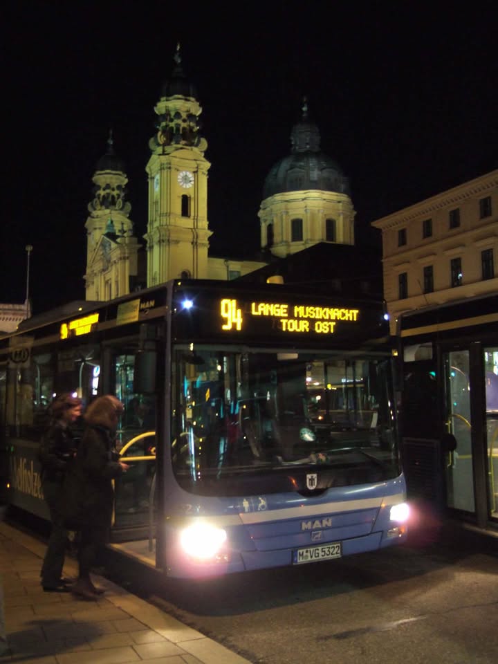 „Die Lange Nacht der Musik“ 2022. MVG Musiknachtbus fahren die Spielorte auf 4 verschiedenen Touren an.