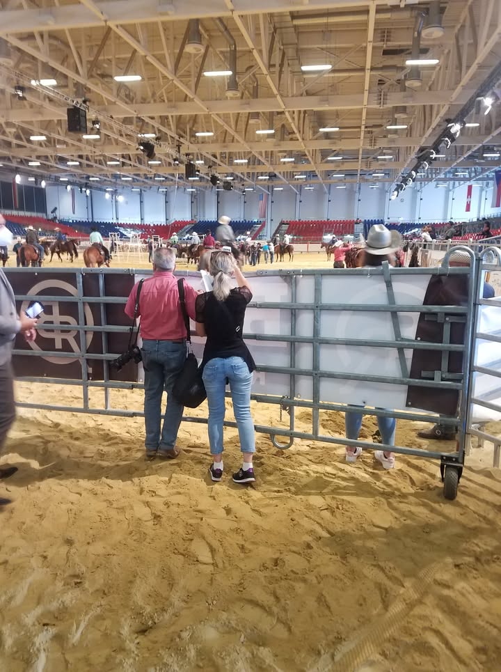 Zaungäste - hinter den Kulissen der Arena. Foto: Brigitte Karch