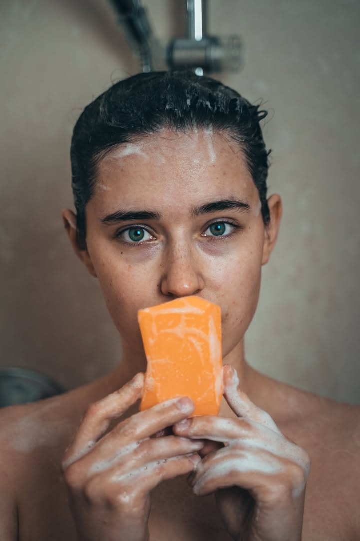 Duschen – Kopf und Körper mit Frida Früchtchen. Foto: Duschbrocken