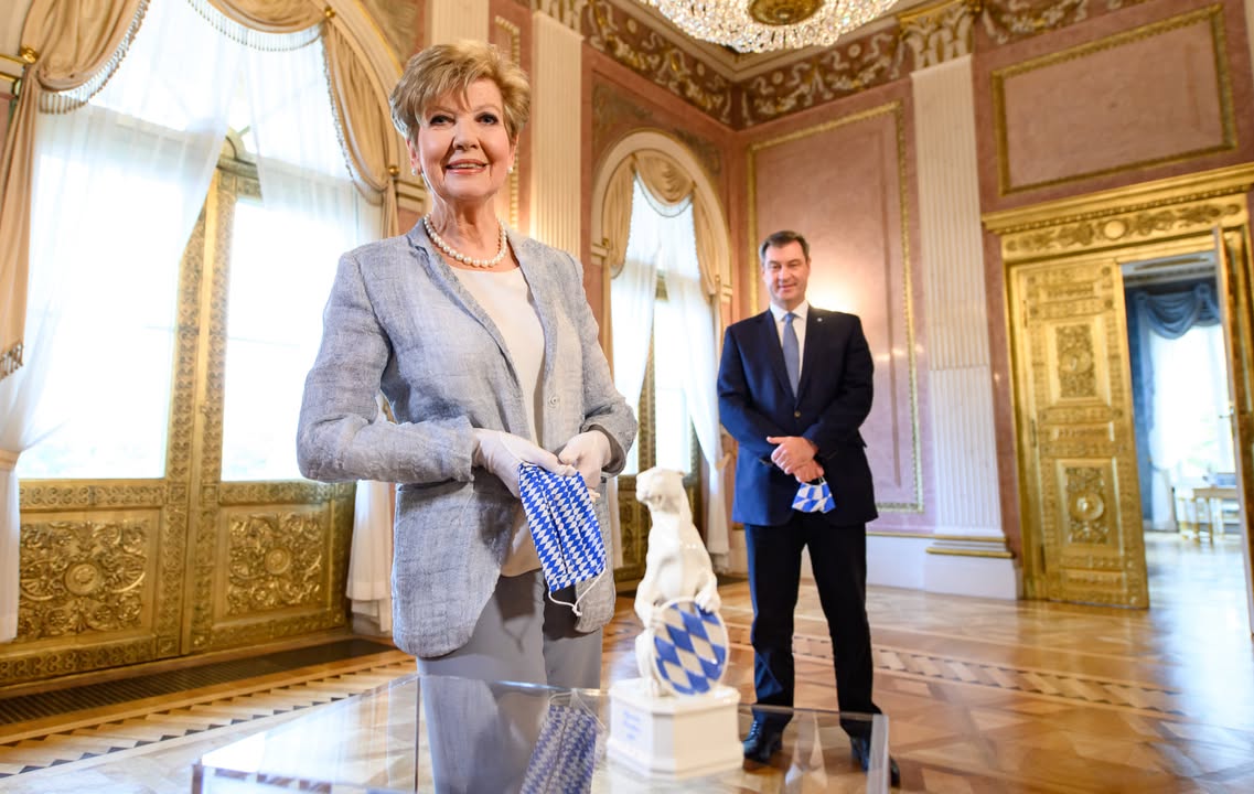 Ministerpräsident Dr. Markus Söder, MdL, zeichnete Carolin Reiber mit dem Bayerischen Fernsehpreis in der Kategorie Ehrenpreis aus. Foto: © Bayerische Staatskanzlei