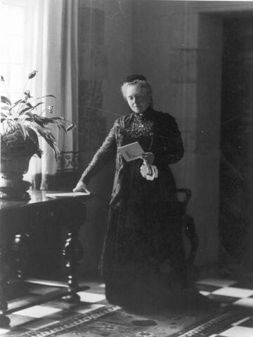 Victoria Kaiserin Friedrich im Schloss Friedrichshof vor dem Frühstückszimmer. ©
Kulturstiftung des Hauses Hessen