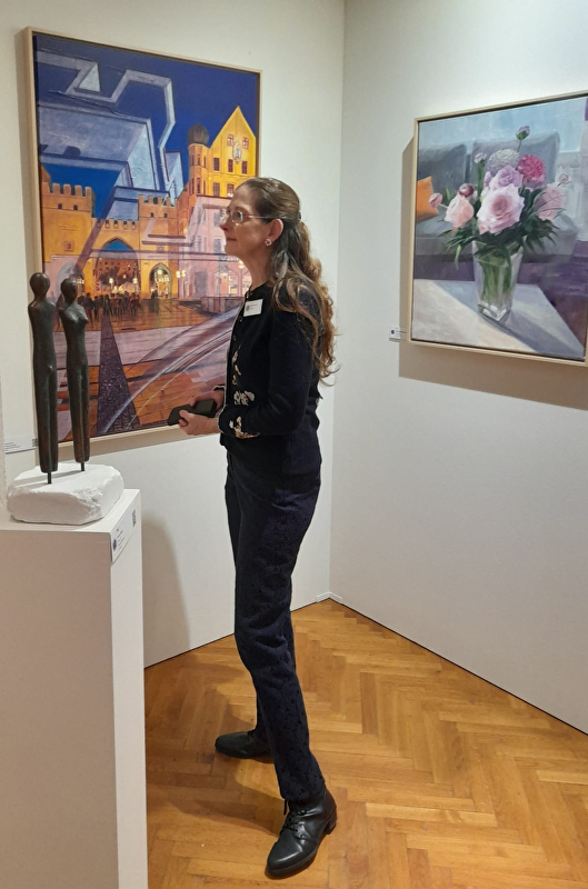 Shoshanna Ahart betrachtet ein Bild der Malerin Gudrun Kouhut. In diesem Jahr wurden zwei Pastellbilder von Shoshanna Ahart für diese jurierte Ausstellung ausgewählt.