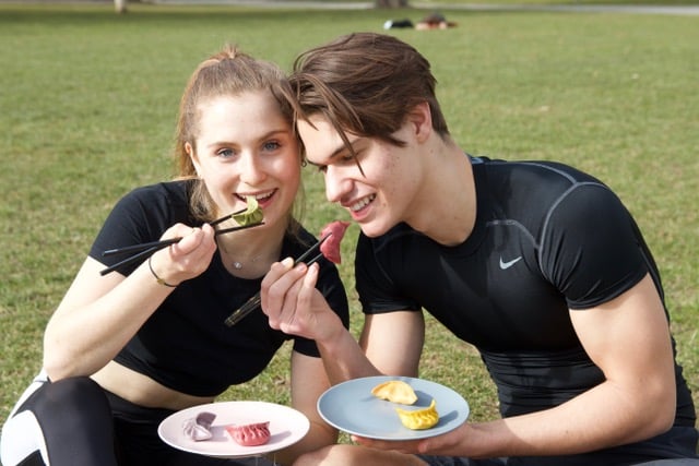 Junges Pärchen Dim Sum genießend