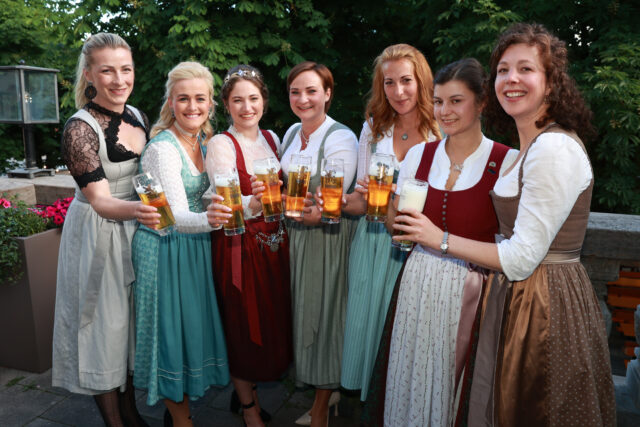 Die ehemaligen Bayerischen Bierköniginnen (v.l.n.r.): Babsi Schmid, Vroni Ettstaller, Mona Sommer, Tina-Christin Rüger, Sarah Jäger, Lena Heuschneider (ehem. Hochstraßer) Maria Krieger. Foto: Bayerischer Brauerbund e.V.
www.bayerische-bierkönigin.de