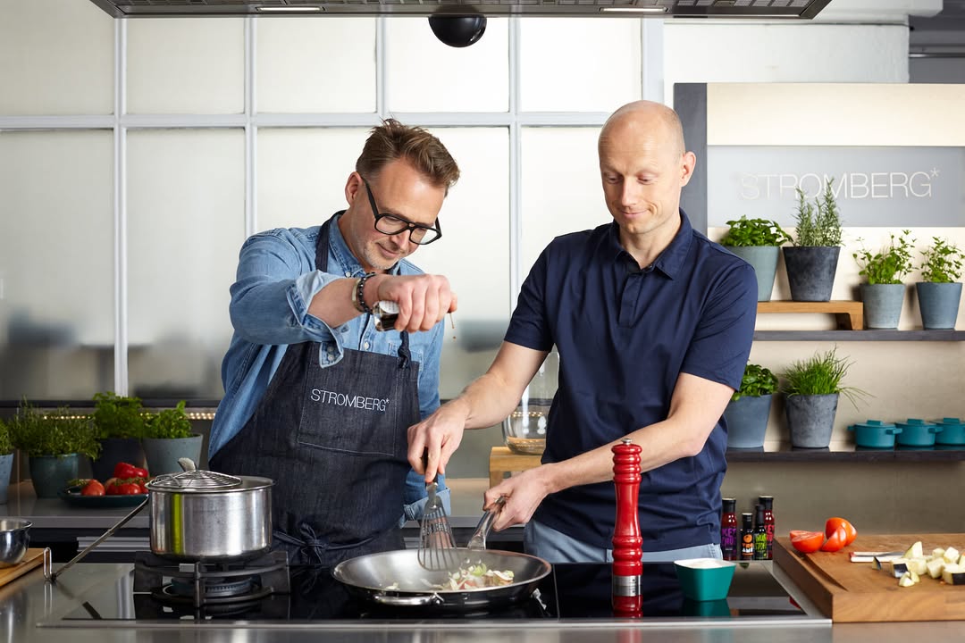 Holger Stromberg/Dr. Helge Riepenhof beim gemeinsamen Essen zubereiten.