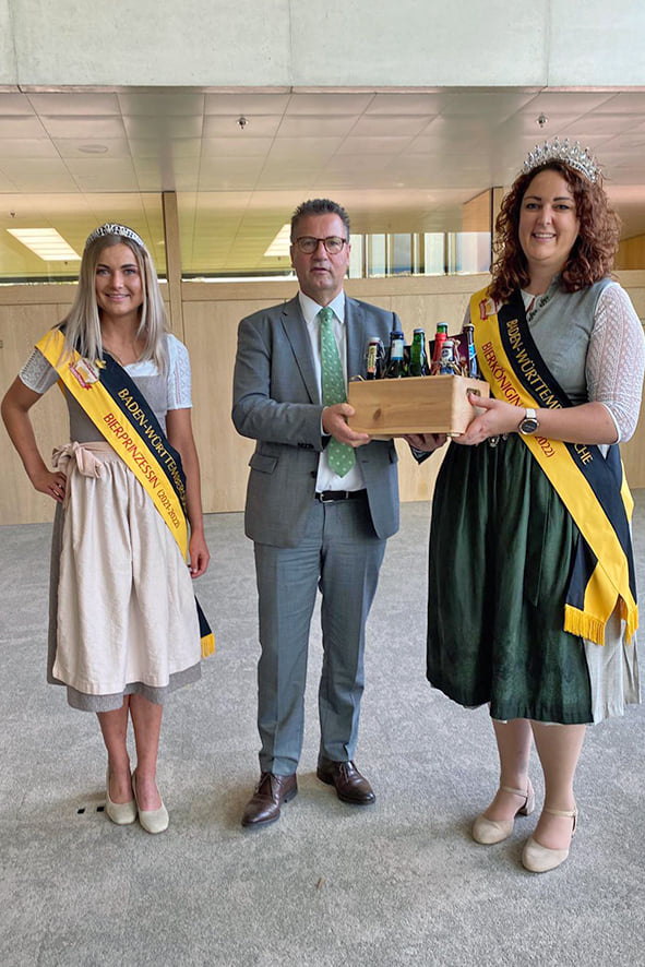 Die Baden-Württembergische Bierkönigin Irina Hansmann (r.) überreicht Landwirtschaftsminister Peter Hauk alkoholfreie Biere aus dem Ländle. (l.): Bierprinzessin Nina Witzemann. Foto: ©Baden-Württembergischer Brauerbund