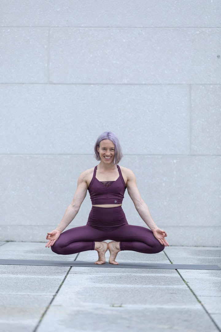 Anastasia Shevchenko: „Wir haben für die Pausen Räume vorgesehen, in denen sich die Menschen über Grenzen hinweg und auf umweltfreundliche Weise miteinander verbinden und treffen können!“ Berlin: Fotograf: Elad Itzkin Yoga