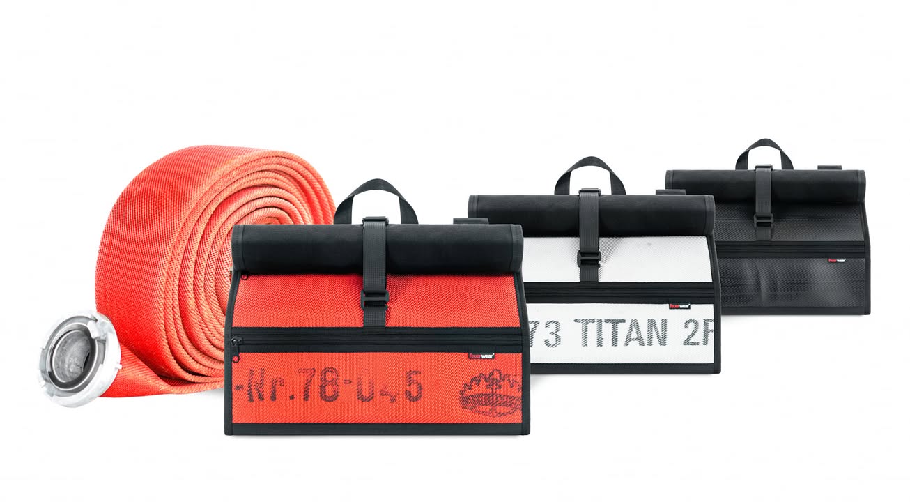 Rolltoptasche Ed in den Farben Rot, Weiß, Schwarz. Bild: Feuerwear