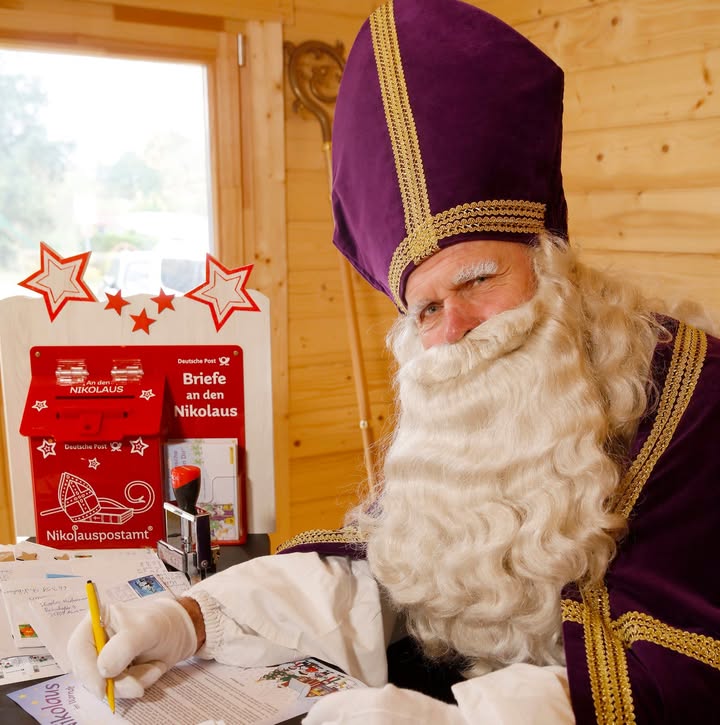 Nikolaus schreibt Brief. Bild: © Jens Schlüter