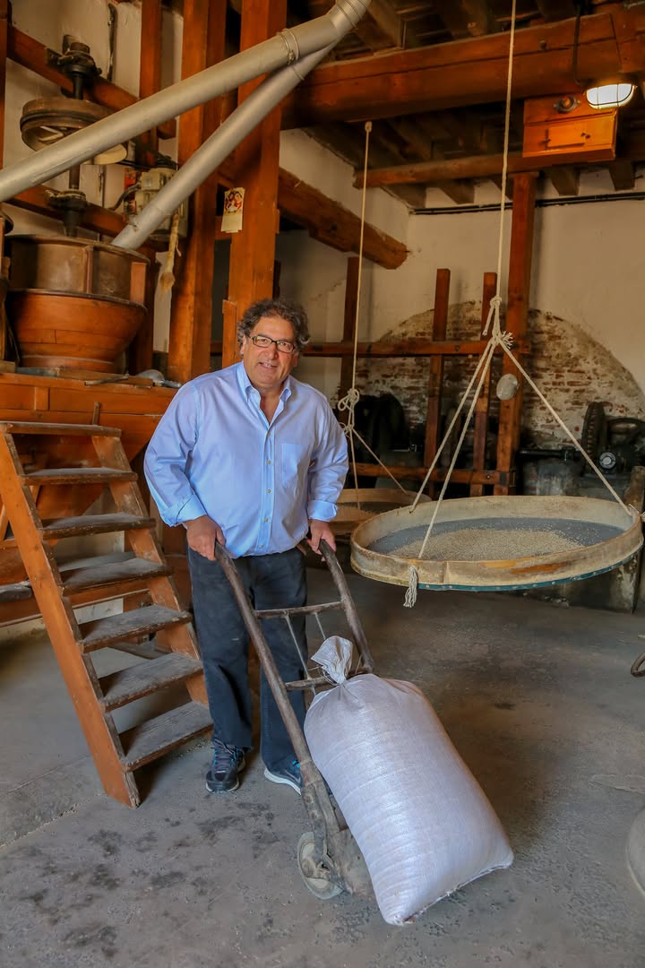 Gabriele Ferron in seiner uralten Reismühle. Bild: @Italcam