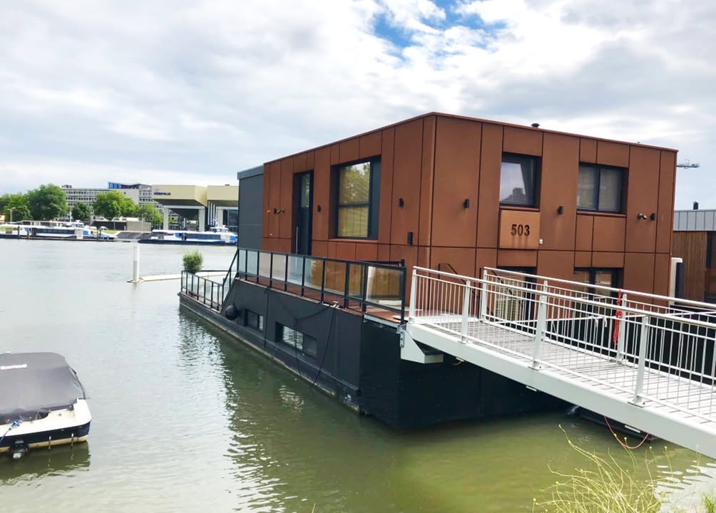 Schwimmendes Tiny House des renommierten Architekten Koen Olthuis, Den Haag, in Dordrecht bei Rotterdam. Im SWR Fernsehen Tiny House - Geschichten, am Donnerstag (04.02.21) um 23:15 Uhr. Bild: © SWR/Mouhcine El Ghomri