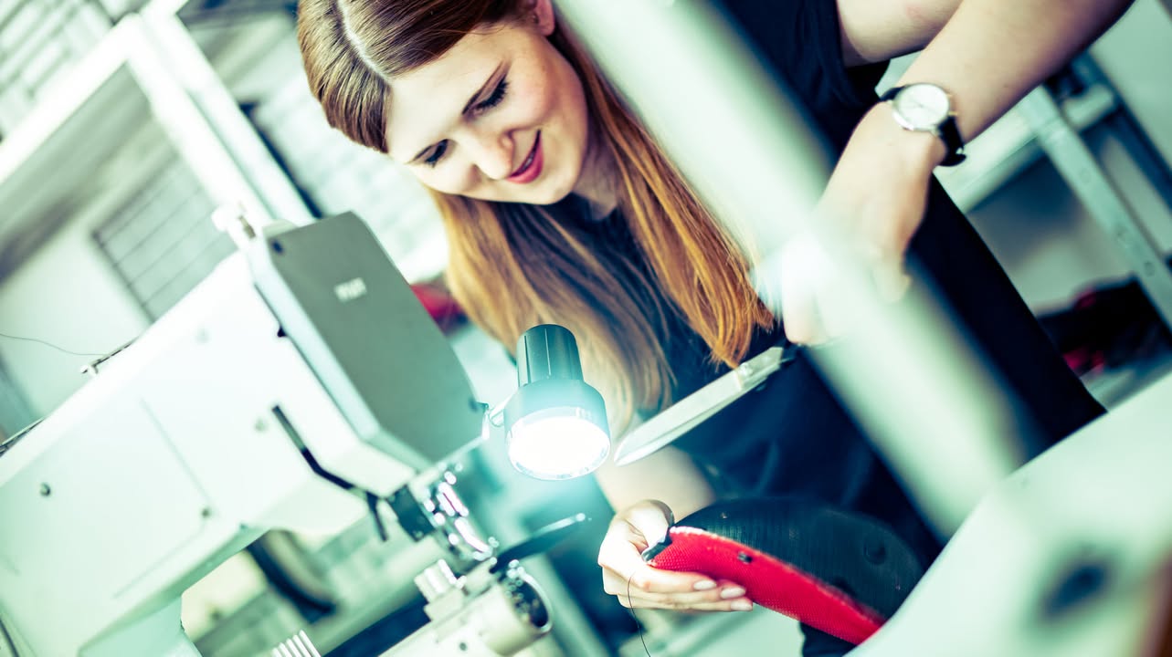 Philomena Rieger, bei Feuerwear in der Produktentwicklung tätig, hier bei einem Workshop zu sehen. Bild: © Feuerwear