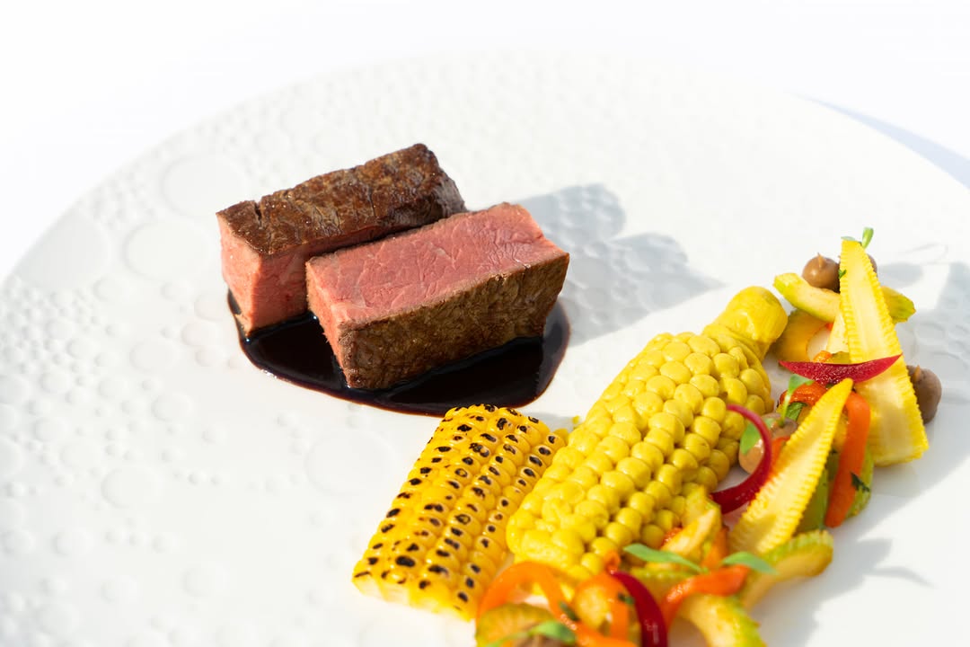Angus Beef, Mais, geräucherte Paprika mit Koriander. Foto: Marvin Evkuran