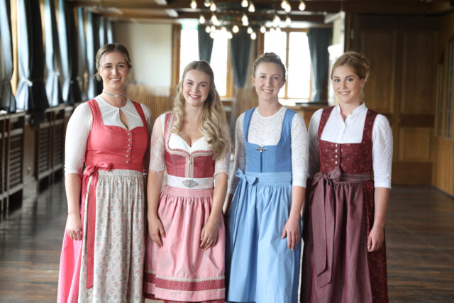 Das waren die vier wunderbaren Kandidatinnen für die Wahl der Bayerischen Bierkönigin!
Alisa Pflug, Nina Haberl, Eva Singer und Linnea Klee. Foto: Bayerischer Brauerbund e.V.
www.bayerische-bierkönigin.de