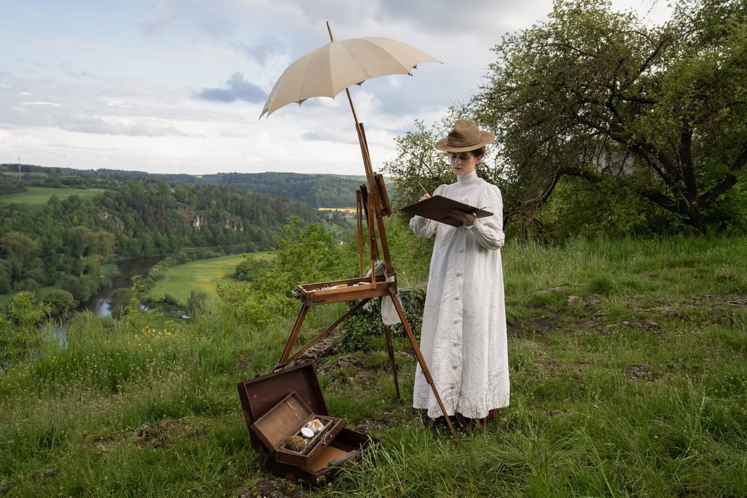 Gabriele Münter (Vanessa Loibl) beim Malen in Kallmünz. Foto von Stephanie Kulbach ┬®CCC Cinema und Television