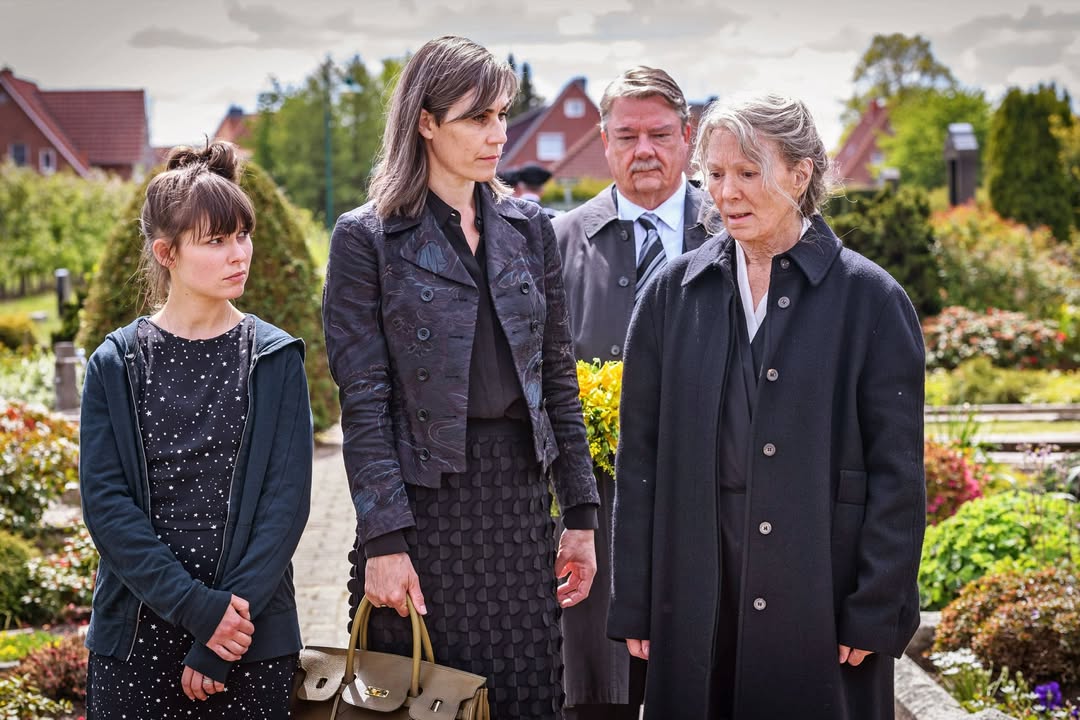 „Altes Land“ Anne (klein) + Nina Kunzendorf als Marlene, Hinni, Vera