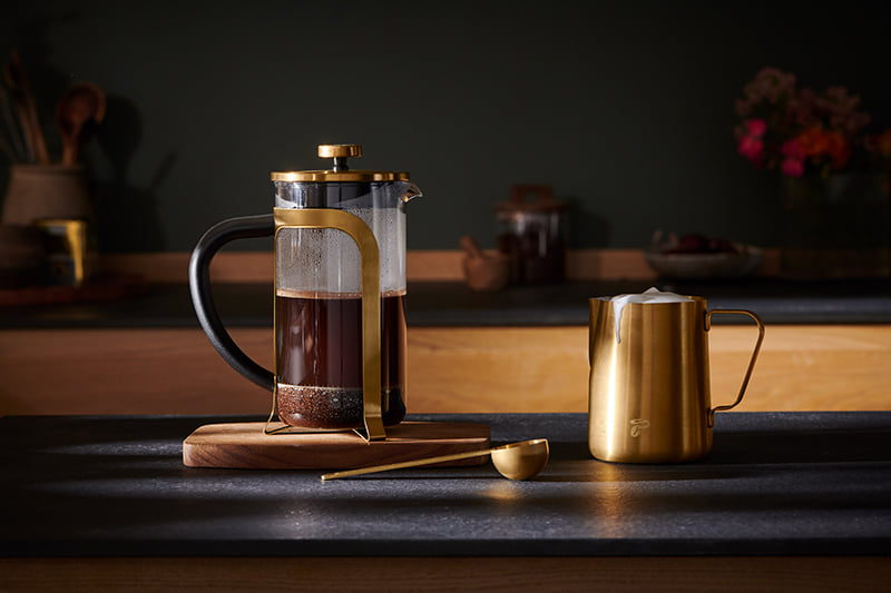 Siebstempelkanne, Kaffeelot und Milchkännchen. Golden Edition. Bild: Tchibo