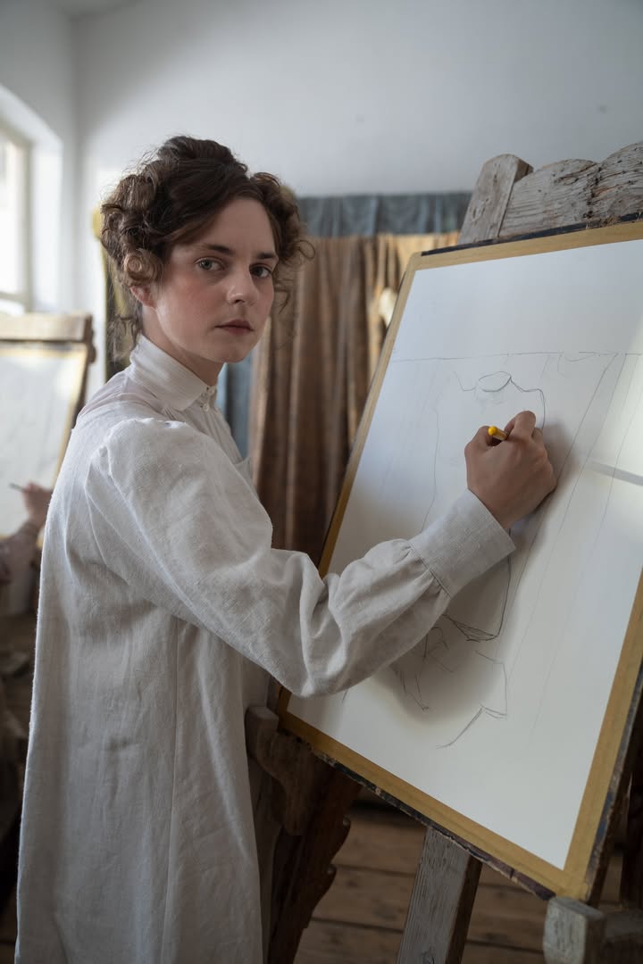 Gabriele Münter (Vanessa Loibl) beim Malen in Kallmünz. Foto von Stephanie Kulbach ┬®CCC Cinema und Television