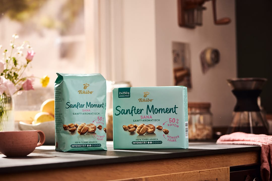 Sanfter Moment Sana gibt es in der 2 x 250 Gramm Vakuumpackung mit Frischevorteil sowie in der 500 Gramm Packung Ganze Bohne. Foto: Tchibo