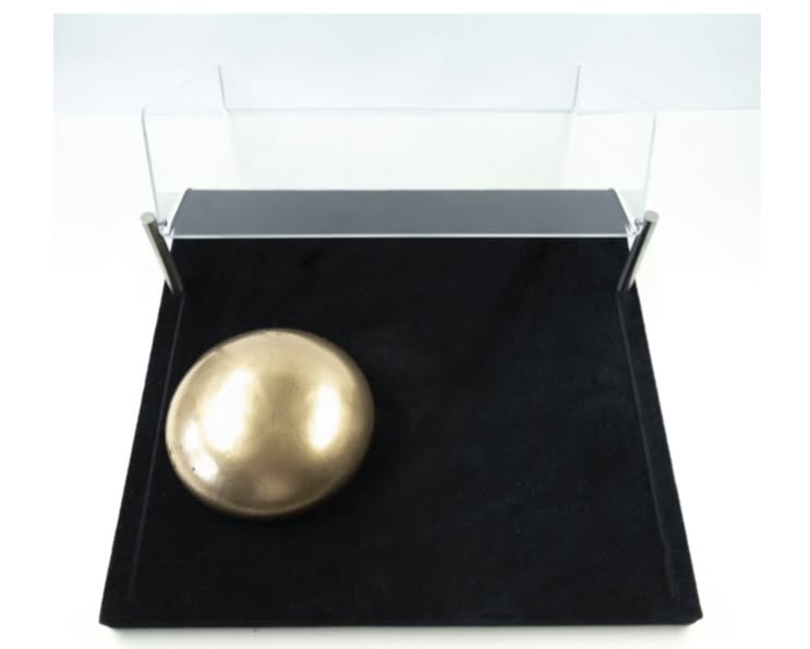HDG-Ausstellung „Gier“ zeigt „Goldenes Brustimplantat“