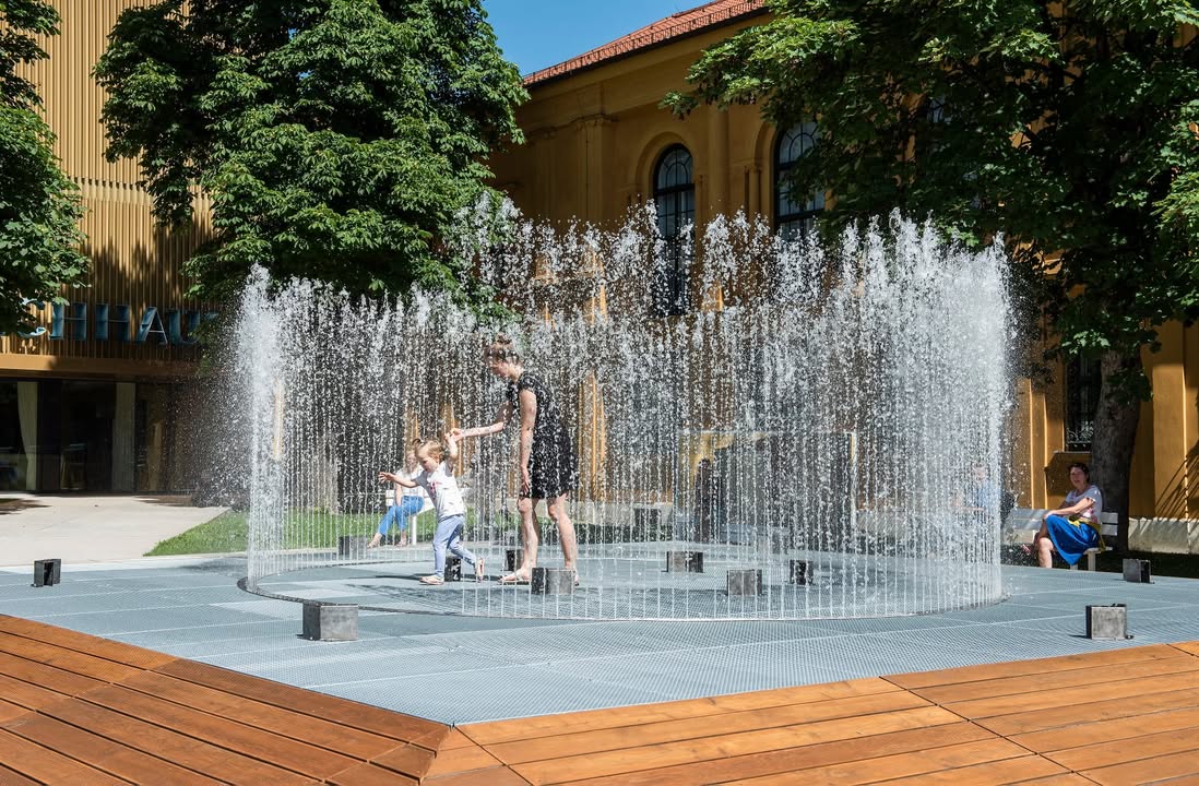 Jeppe Hein, Space in Action / Action in Space, 2002, Städtische Galerie im Lenbachhaus und Kunstbau München, erworben mit Unterstützung der Jubiläums-Stiftung der Deutsche Bank AG Filiale München zugunsten des Lenbachhauses, Courtesy KÖNIG GALERIE, Berlin, 303 GALLERY, New York, und Galleri Nicolai Wallner, Kopenhagen, Foto: Lenbachhaus, Simone Gänsheimer